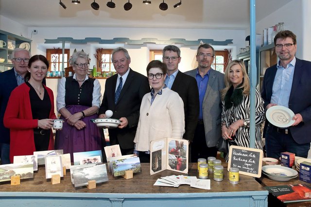 Franz Hauser, Langer-Weninger, Gexi Tostmann, Sigl, Kölblinger, Krenn, Kroiß, Claudia Haberl und Hirz (v.l.). | Foto: Marktgemeinde Seewalchen