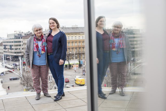 Erzähl mir von Wien: Fritzi Kraus (li.) und Edith Michaeler zeigen die verborgenen Schmuckstücke der Stadt.  | Foto: Andreas Edler