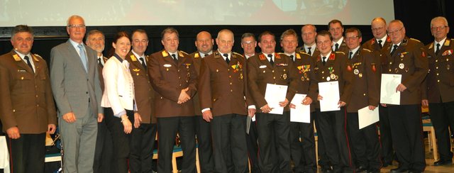 Dem Bezirksfeuerwehrtag mit Wiederwahl von Bezirkskommandant Wolfgang Hufnagl (l.) wohnten auch Landesrat Elmar Podgorschek (2.v.l.) und Landeskommandant Wolfgang Kronsteiner bei. | Foto: FF/Linner