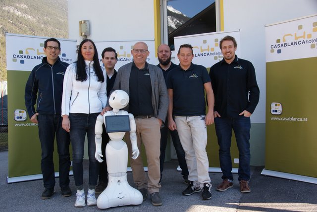Digitaler Rezeptionist: Alexander Meier, Elisabeth Ehrhart, Florian Fürrutter, Roboter "Pepper", GF Alexander Ehrhart, Florian Steinlechner, Rainer Huber und Johannes Ehrhart (v.l.),.