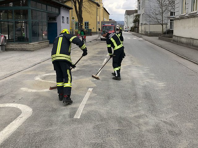 Die Ölspur war bereits auf der gesamten Fahrbahn verteilt. | Foto: FF Waidhofen