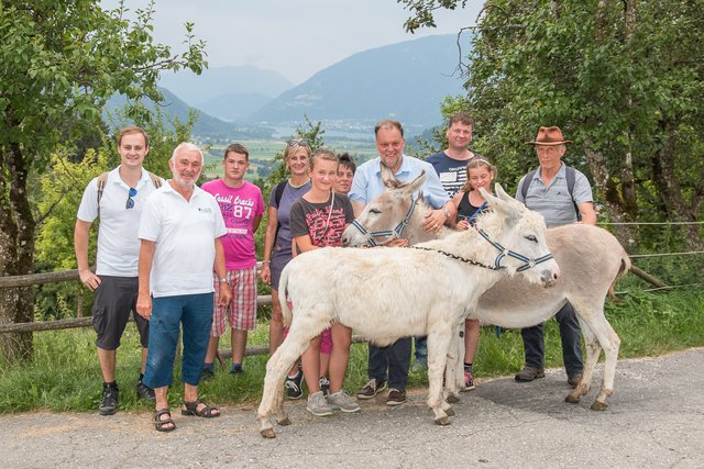 Fast geschafft: Das Ziel ist nicht mehr weit. Wanderer und die vierbeinigen Begleiter freuen sich auf den Einkehrschwung | Foto: Touristikbüro Feldkirchen
