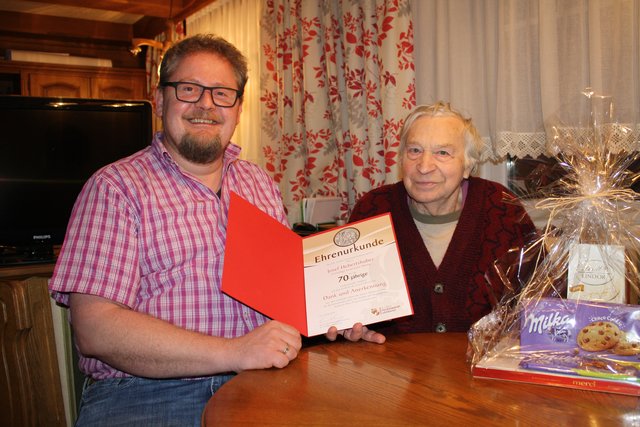 Minings Kommandant-Stv. Herbert DAVID gratuliert herzlich zu 70 Jahren Feuerwehrmitgliedschaft.