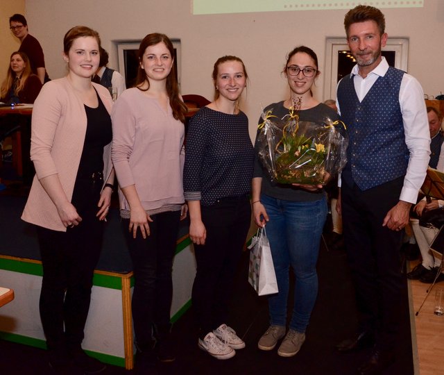 Abschied von Marketenderin Julia Voggeneder (rechts). V. l. n. r.: Marketenderinnen Magdalena Leitner, Maria Leitner und Simone Eder mit Julia Voggeneder und Obmann Gerald Koller. | Foto: Rudi Kiesenhofer