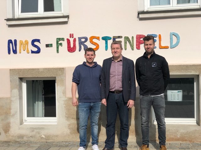 Die Spende übergaben Aaron Kroboth (links) und Patrick Freißmuth (rechts) an Direktor Gerhard Jedliczka. | Foto: Kulturjugend Limbach