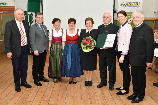 Bezirksobmann Wilhelm Auzinger, Bürgermeister Matthias Hausleithner, Vorstandsmitglied Maria Lametschwandtner, Obfrau Erni Hausleitner, Maria und Ehrenobmann Anton Paarhammer,
Landtagsabgeordnete Michaela Langer-Weninger, Landesobmann Josef Pühringer