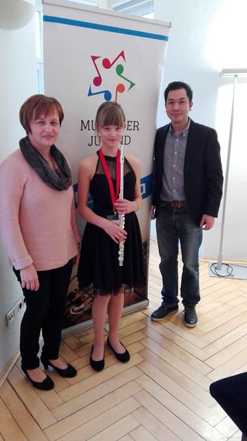 v.l.n.r.: Margit Gastrager, Lehrperson für Klavier an der Musikschule St. Andrä, Anna Malatschnig, Querflötenschülerin der Musikschule St. Andrä, Kevin Seah, Lehrperson an den Ausbildungsinstituten Musikschule St. Andrä und St. Georgen