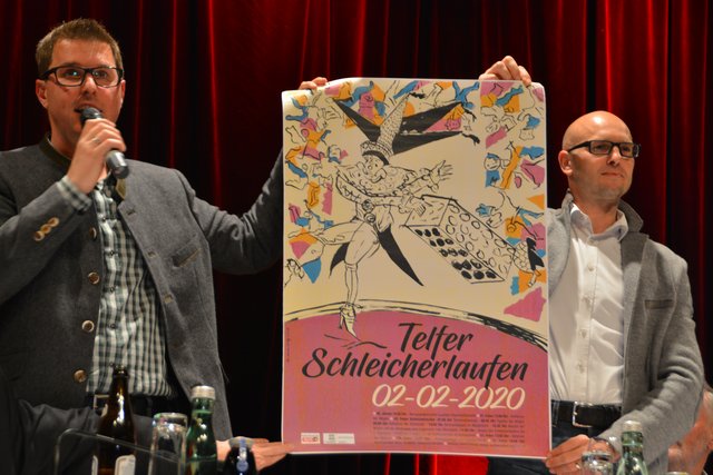 Prof. Heinrich Tilly hat das Plakat für das Schleicherlaufen 2020 entworfen, präsentiert von Fasnachts-Obmann und Bgm. Christian Härting (li.) und Telfer Amtsleiter Mag. Bernhard Scharmer.
