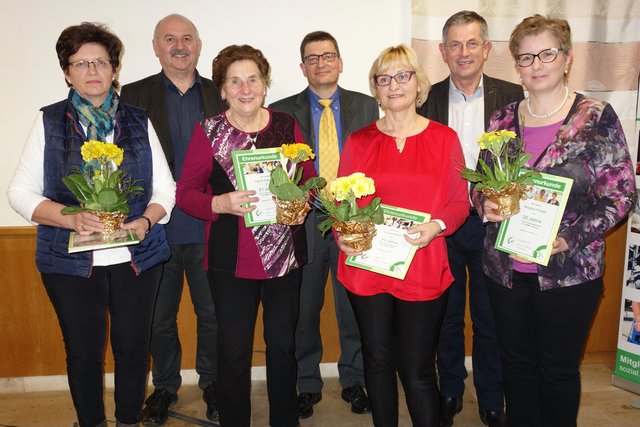 Mitarbeiterinnenehrung (von links): Monika Stütz (25 Jahre), SMB-Obmannstellvertreter Josef Priemetshofer, Ingrid Glanzegg (21 Jahre), SMB-Obmann Gerhard Tröbinger, Ursula Walch (21 Jahre), SMB-Obmstellvertreter Josef Brandstätter und Brigitte Prückl (20 Jahre).