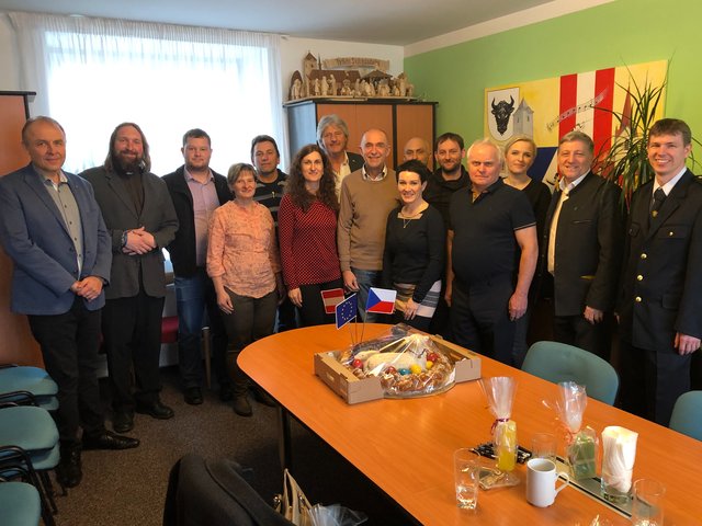 v.l.: Milan Maly, Pfarrer Jiri Jenis, Christian Wally, Martina Honeder, Gerhard Grünbeck, Eva Mayer, Robert Reuberger, Bgm. Josef Schaden, Bürgermeisterin Lenka Stephankova, Jiri Delezal, Jiri Kubicek, Oldrich Machat, Petra Jasova, Günther Prinz und Pavel Masek | Foto: Gemeinde Schweiggers