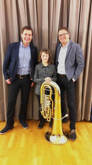 Enya Pucher mit Lehrer Peter Vierbach und Korrepetitor Ingo Rud | Foto: Musikschule Mölltal