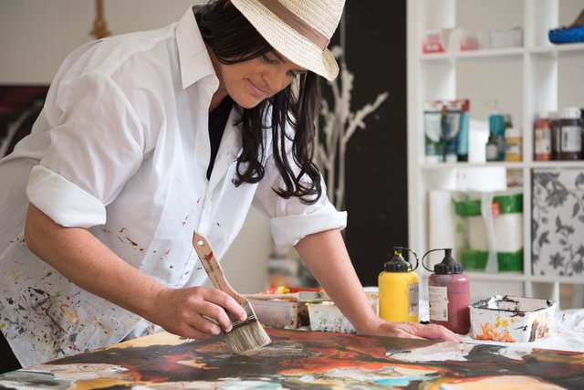 In ihrem Atelier in Bruck entstehen die farbintensiven und expressiven Werke der Künstlerin.