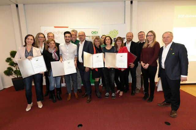 Vertreter der Betriebe mit den Zertifikaten über das Gütesiegel für betriebliche Gesundheitsförderung.