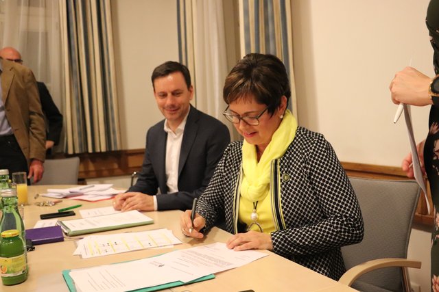 Waltraud Walch nahm die Wahl zur Bürgermeisterin an und unterschreibt das Angelobungs-Dokument | Foto: Edith Ertl