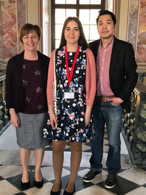 v.l.n.r.: Margit Gastrager, Lehrperson für Klavier, Klavierbegleitung an der Musikschule St. Andrä, Lara Isak, Querflötenschülerin der Musikschule St. Andrä, Seah Kevin, Lehrperson für Querflöte. 
