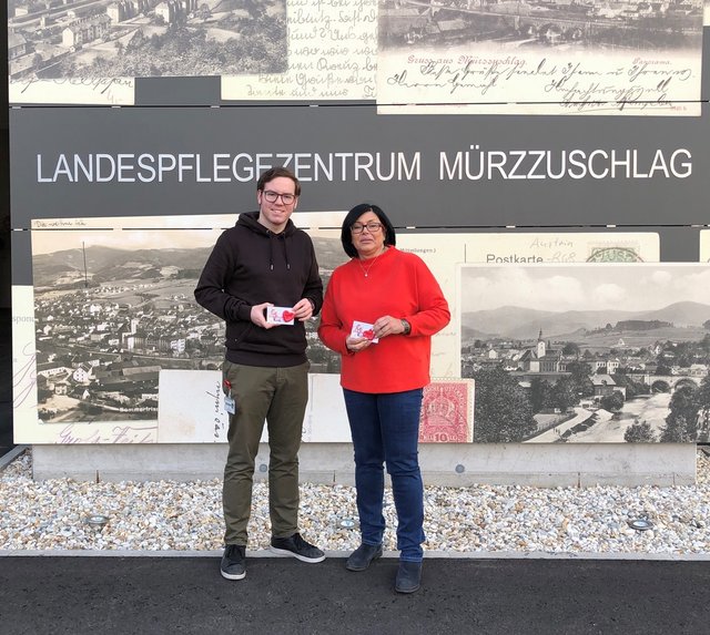 Betriebsratsvorsitzender und Diplompfleger Marcel Skerget mit Landtagsabgeordneter Maria Fischer vor dem Landespflegezentrum Mürzzuschlag.