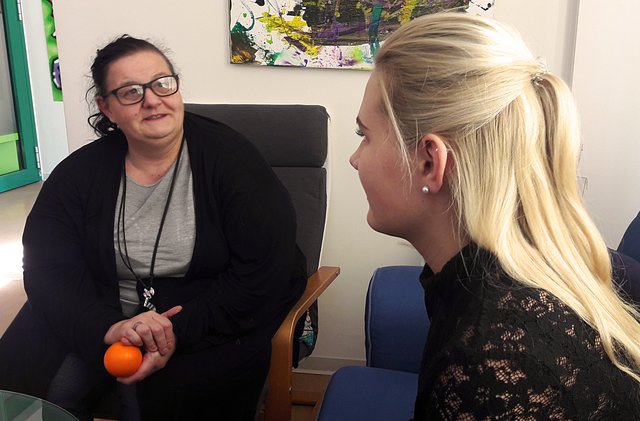 Barbara Frauendorff von der kija innergebirg im Gespräch mit der jungen Pinzgauerin Isabella. | Foto: kija Salzburg