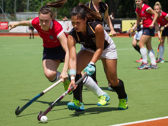 Arminen-Spielerin Kristine Vukovich (r.) im Zweikampf.