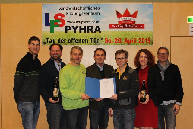Direktor Josef Sieder (Bildmitte) und Leopold Stupphann (1.v.l) von der LFS Pyhra mit den Spitzenbier-Vorständen: (v.l.n.r) Johann Neidhart, Stefan Sodek, Fritz Hahn, Stefanie Karner und Ivan Gabrovec.