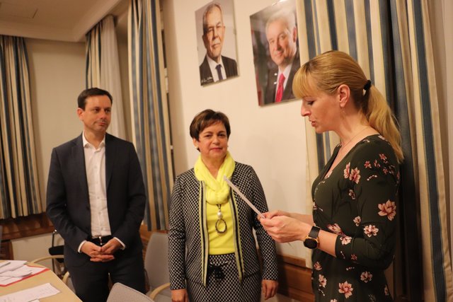 Meilenstein in der politischen Karriere von Waltraud Walch: Angelobung durch Bezirkshauptfrau Angelika Unger | Foto: Edith Ertl