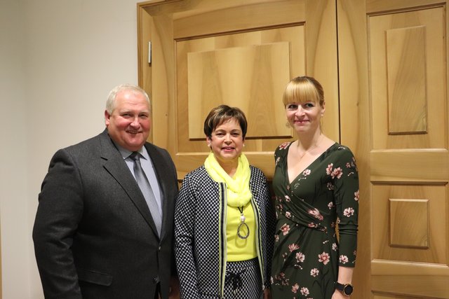 Bgm. a.D. Toni Weber mit seiner Nachfolgerin Bgm. Waltraud Walch und BH Angelika Unger. | Foto: Edith Ertl