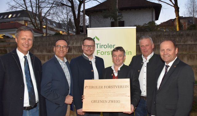 Bei der Verleihungsfeier gratulierten Landesforstdirektor Josef Fuchs und Kurt Ziegner (Präsident Tiroler Forstverein) dem Forsttechnik-Trio Martin Fischbacher, Andreas Zaglacher und Andreas Lindner gemeinsam mit LHStv Josef Geisler (v.l.). | Foto: Land Tirol/Gerzabek