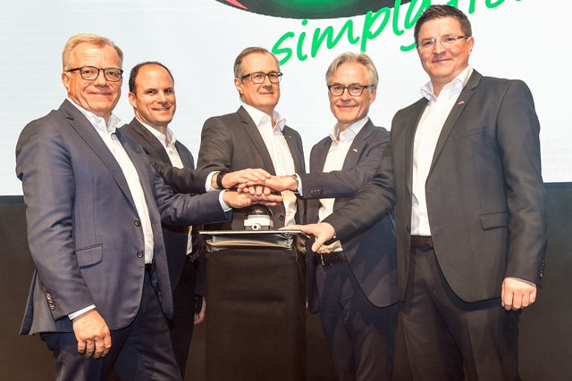 V.l.: Hansueli Loosli (Vorsitzender Verwaltungsrat Bell Food Group), Marco Tschanz (CFO Bell Food Group), Lorenz Wyss (CEO Bell Food Group), Christian Guggisberg (CEO Eisberg-Gruppe), Franco Mühlgrabner (Geschäftsführer Eisberg Österreich GmbH). | Foto: Eisberg Österreich GmbH