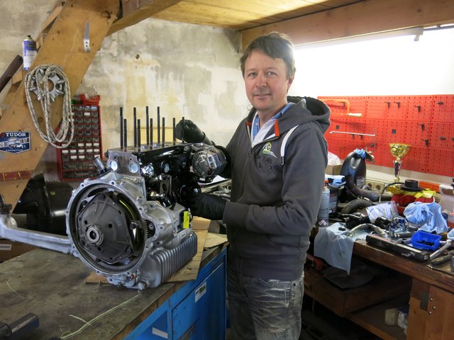Unter anderem musste Gregor Frötscher vor der Reise nach England auch am Rennmotor Hand anlegen. | Foto: Peter Leitner