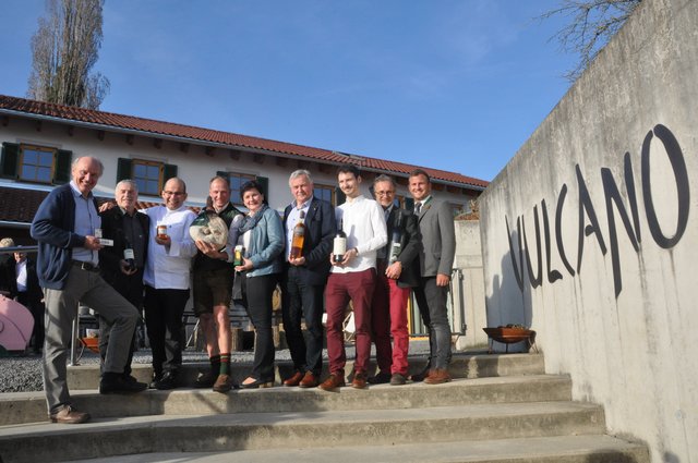Die Vulkanland Kulinariker bei der Präsentation des "Kulinarischen Frühlings" in der Vulcano Schinkenmanufaktur in Auersbach. | Foto: WOCHE