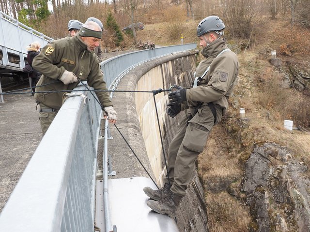 Grundwehrdiener der Stabskompanie AAB4 (Aufklärungs- und Artilleriebataillon) beim Abseilen auf der 69 Meter hohen Staumauer des EVN Kraftwerkes Ottenstein  | Foto: EVN / Moser 