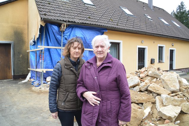 Gertrud Diessner und Tochter Evelyn vor ihrem zerstörten Haus. 