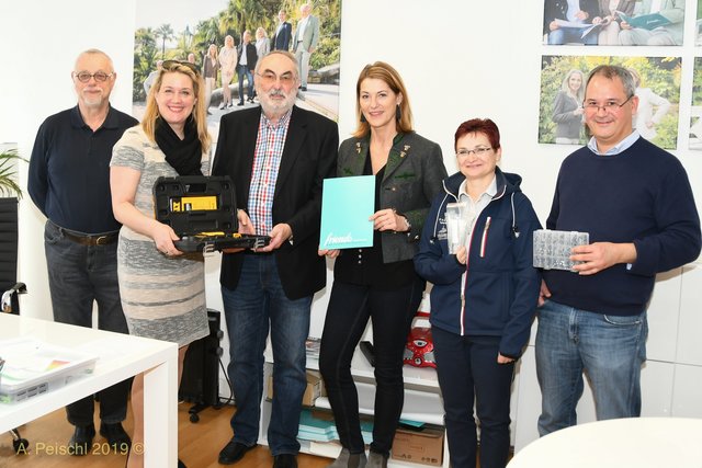 Geschäftsführerin Ulrike List (2. vl) übergibt einen Akkuschrauber und diverses Elektronikwerkzeug an Alfred Peischl. Mit im Bild (vlnr): Josef-Michael Rafetseder, Nina Rieger, GGR Dagmar Händler und Johannes Winter. 
