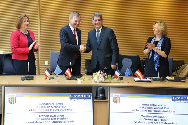 Landeshauptmann Thomas Stelzer und Grand Est-Präsident Jean Rottner nach der Unterzeichnung des Partnerschaftsabkommens.