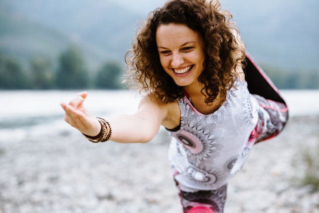 Die Pose "Tänzer". Es gibt unzählig viele Yogaübungen.