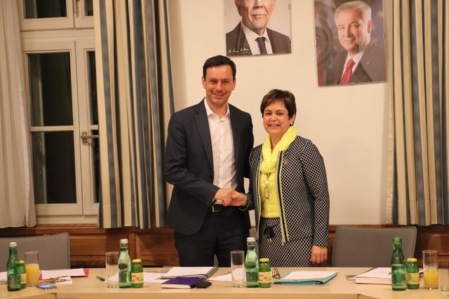 Ernst Gödl gratuliert Waltraud Walch, die mit 100 Prozent der Stimmen zu Dobl-Zwarings Bürgermeisterin gewählt wurde | Foto: Edith Ertl