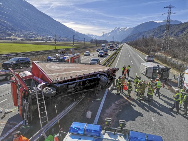 Der LKW durchbrach die Mittelleitschiene auf der A12 im Gemeindegebiet von Stams.