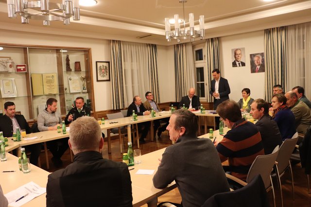 Die Gemeinderatssitzung vor der Wahl zur neuen Bürgermeisterin leitete Vzbgm. Ernst Gödl | Foto: Edith Ertl