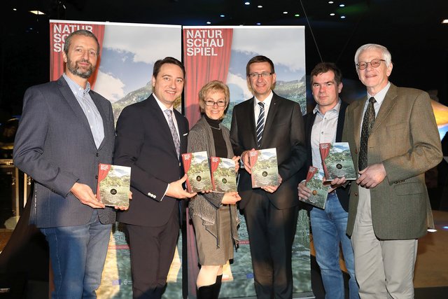 Stephan Weigl, Bereichsleiter Naturwissenschaften am Oö. Landesmuseum, Landeshauptmann-Stv. Manfred Haimbuchner, Michaela Heinisch, Landesrat Markus Achleitner, Andreas Kupfer, Gesamtkoordinator „Naturschauspiel“ und Johannes Kunisch (v. l.). | Foto: Land OÖ/Ehrengruber