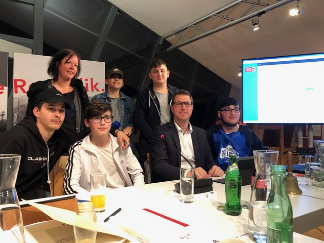 Telfer Jugendliche durften im Rahmen ihres "Demokratie-Projekts" Einblick in die Telfer Gemeinderatssitzung nehmen, von Bgm. Christian Härting gab's zum Abschied ein gefülltes Geschenksackerl für alle.