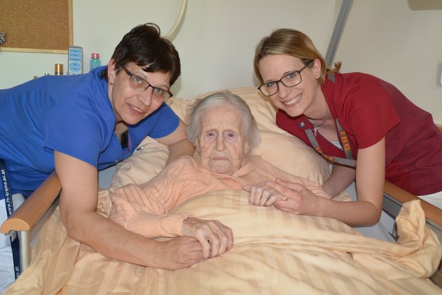 Margarete Tröstl mit den Schwestern Gundi Rubicko und Sabrina Biedermann. Diese nennt sie liebevoll "Engel".