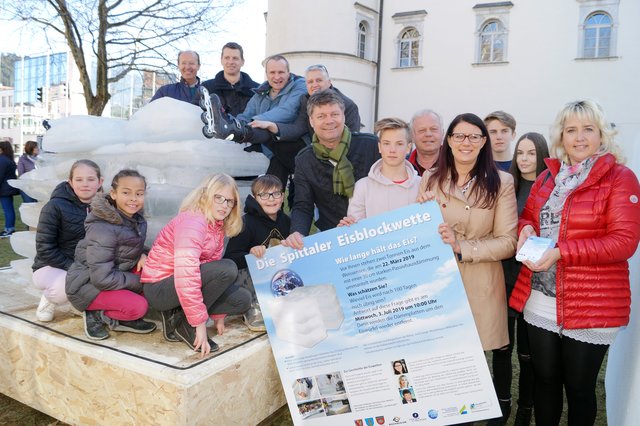 Im Stadtpark wurden heuten zwei Tonnen frisches Eis aus dem Weißensee mit einer Passivhausdämmung eingehüllt. Am 3. Juli wird die Dämmung wieder entfernt | Foto: eggspress