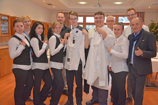 Bei der Einkleidung: Kerstin Lang-Mühlhauser, Anita Schütz, Victoria Kemmer, Samantha Hütter, Simon Tury, Dominik Karner, Darius Ciprian Stetco, Ernst Horvath, Nadine Luif, Peter Halper und Stefan Balaskovics | Foto: WKB