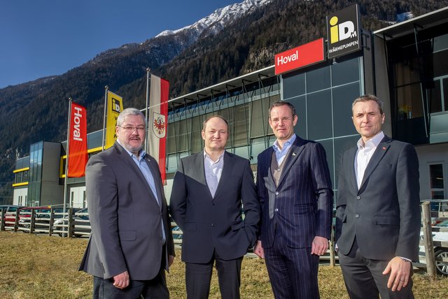 iDM-Eigentümer Manfred Pletzer und Hoval co-CEO Fabian Frick (re.) und Markus Telian (2.v.li.; Leitung Forschung und Entwicklung) sowie iDM-Geschäftsführer Hans-Jörg Hoheisel (li.) vor der neuen Produktionshalle in Matrei, die im Juni in Betrieb geht.  | Foto: iDM/Brunner Images