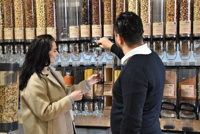 Engin Doğan zeigt Grünen Bezirkssprecherin Barbara Neßler wie plastikfreies Einkaufen geht.