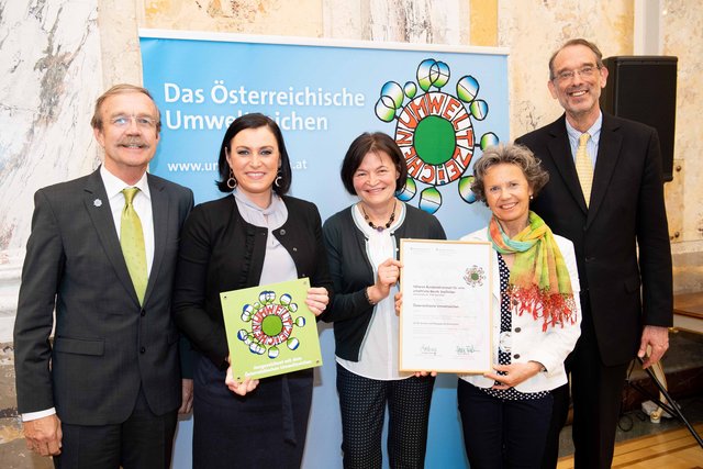 Aus den Händen von Nachhaltigkeitsministerin Elisabeth Köstinger und Bildungsminister Heinz Faßmann übernahmen Germana Bernsteiner (re.) und Waltraud Galle das begehrte Umweltzeichen für Schulen für die HBLW Saalfelden. Links im Bild Umweltzeichen-Prüfer und Berater Manfred Bernsteiner. 

Foto: Paul Gruber, BMNT
