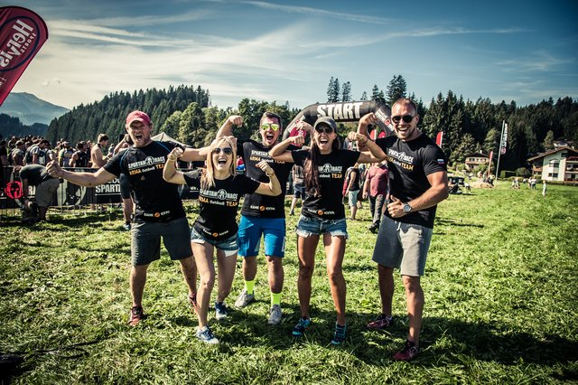 Im Ziel ist die Freude groß beim Spartan Race.