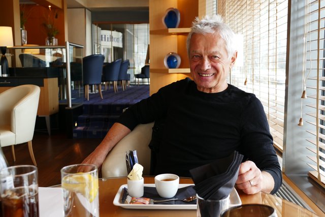 Boris Bukowski beim Interview im Hotel Hilton: „Meinen Erfolg habe ich mir mit Live-Auftritten hart erarbeitet.“  | Foto: Hubertus Seidl