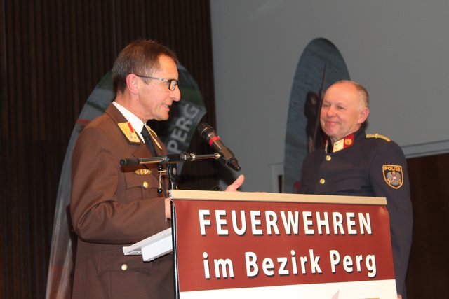 Josef Lindner mit dem scheidenden Bezirkspolizeikommandant Heinrich Hochstöger, der Ende April in Pension geht.