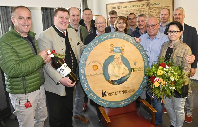 Christian Genshofer (Bürgermeister Trebesing), Josef Jury (Bürgermeister Gmünd und Obmann Tourismusverband Lieser- und Maltatal), Rudi Nußbaumer, Heinrich Preis ( Hotelier „Allesbauer“), Gemeinderätin Sylvia Treven, Vizebürgermeister Claus Faller, Siggi Neuschitzer und Büroleiterin Michaela Isola.
Zweite Reihe, Mario Brandstätter (Hotelier Smileys Kinderhotels) Steuerberater Ralf Molzbichler, Hotelier Thomas Wirnsberger, Trebesinger Wirt Gerhard Oberegger, und "Mentebauer" Josef Mössler | Foto: Rie-Press