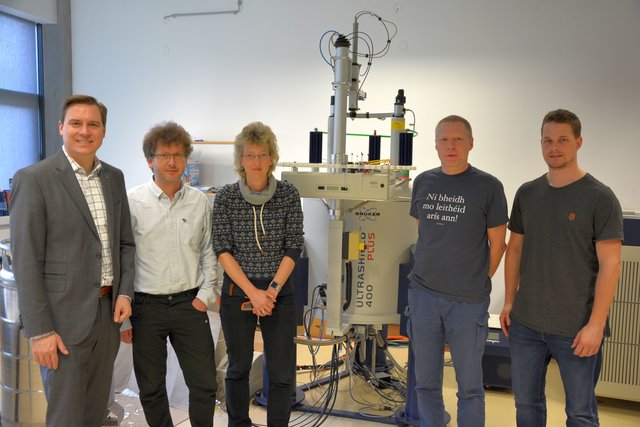 Christoph Kaufmann, Thomas Rosenau, Antje Potthast,  Markus Bacher und Hubert Hettegger vor dem Festkörper NMR(Nuclear Magnetic Resonance) Spectrometer. | Foto: ÖVP